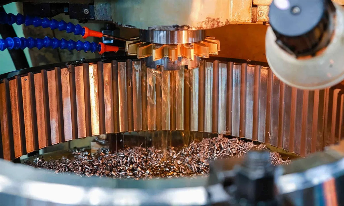 Tại sao máy CNC bị đóng váng dầu? Nguyên nhân và cách khắc phục triệt để